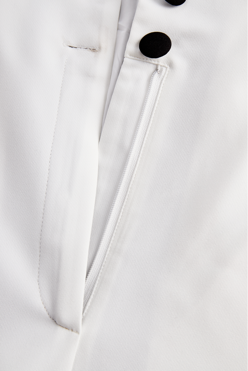 Elegante Tuta Bianca con Dettaglio Doppi Bottoni e Revers Nero