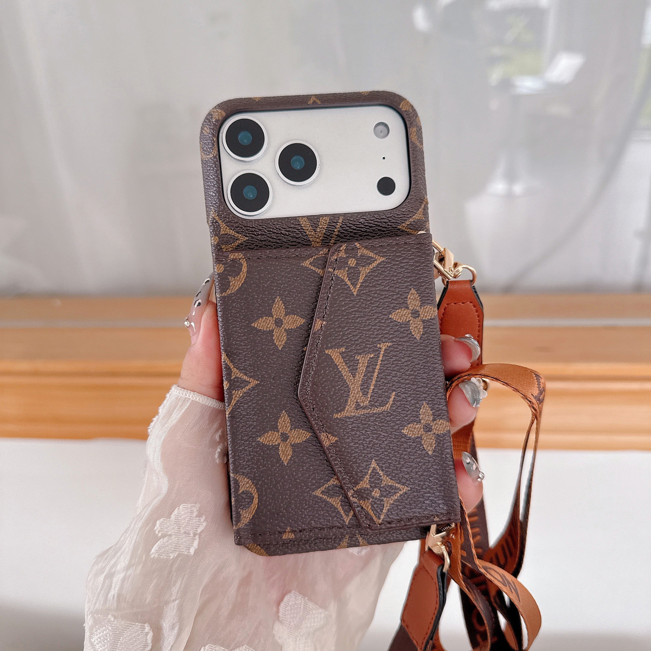 Custodia a Portafoglio Crossbody Stile LV per iPhone – Con Tracolla e Porta Carte